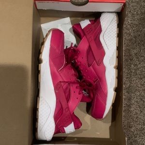 Women’s 8.5 huarache